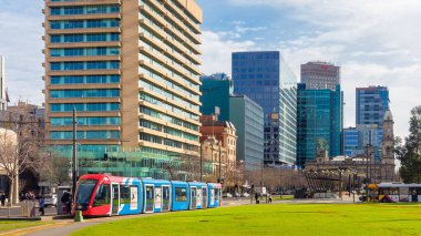 Adelaide, Güney Avustralya - 13 Ağustos 2019: Adelaide Metro bir gün Victoria Meydanı 'ndan kalkıyor