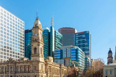 Adelaide CBD 'deki Victoria Meydanı' nda modern ofis binaları olan eski bir postane binası.