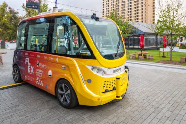 Adelaide, Güney Avustralya - 19 Ekim 2019: Navya sürücüsüz EV servis otobüsü bir gün içinde Adelaide 'de Victoria Meydanı' na yükleniyor