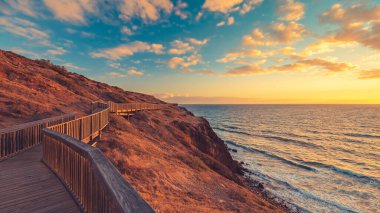 Güney Avustralya 'da gün batımında engebeli sahil şeridi boyunca muhteşem Hallett Koyu kaldırımı.