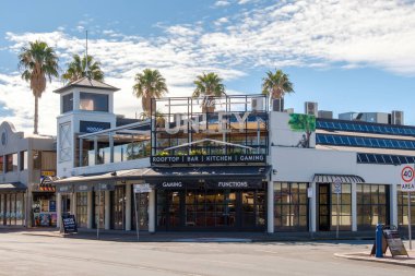 Adelaide, Avustralya - 17 Ağustos 2019: Aydınlık bir günde sokağın karşısındaki Unley çatı katı ön cephesi