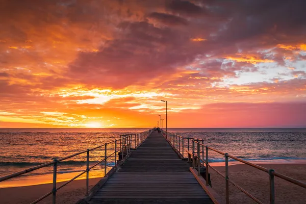 Port Noarlunga Sahil Iskelesi Gün Batımında Insanlarla — Stok fotoğraf