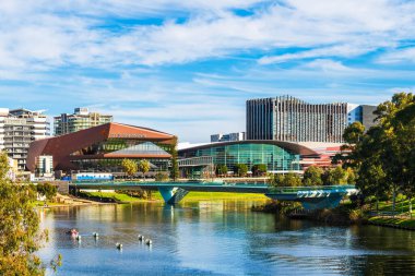 Adelaide, Güney Avustralya - 4 Ağustos 2019: Adelaide kenti köprüsü Torrens Nehri üzerinde Adelaide Kongre Merkezi ve Adelaide Üniversitesi aydınlık bir günde arka planda