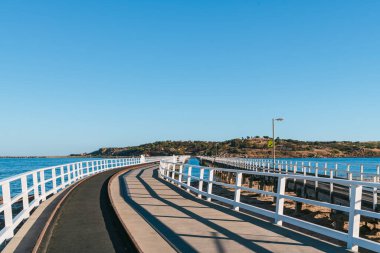 Victor Harbor 'dan Granite Adası' na yeni bir geçit bir gün anakaradan görüldü, Fleurieu Yarımadası, Güney Avustralya