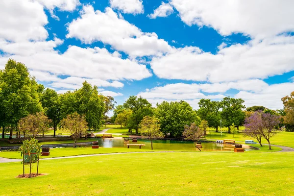 ライミル公園 Murlawirrapurka南オーストラリア州アデレードの晴れた春の日に池と — ストック写真
