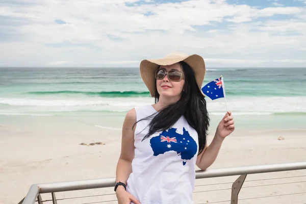 Mujer Joven Celebrando Día Australia Mientras Sostiene Bandera Australiana Isla —  Fotos de Stock