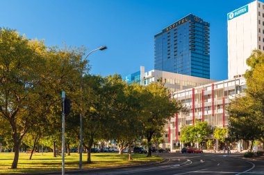 Adelaide CBD, Avustralya - 4 Nisan 2021: Wauwi olarak da bilinen Light Square, Adelaide şehir merkezindeki Sofitel Hotel 'in arka planında bir gün Waymouth Caddesi' nden izlendi.