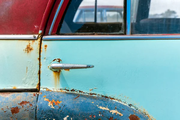 Старовинні Двері Автомобіля Іржею Тріснутою Знебарвленою Фарбою Навколо Ручки — стокове фото