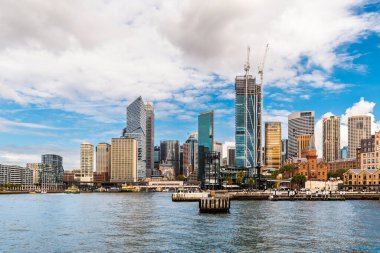 Sydney City, Avustralya - 16 Nisan 2022: Sydney merkez ticaret bölgesi ve Circular Quay, Hickson Road Reserve 'den Campbell Koyu' na doğru bir gün boyunca izlendi