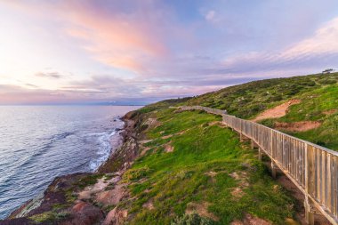 Günbatımında Hallett Koyu sahil yolu Güney Avustralya 'da gözcülük yapıyor.