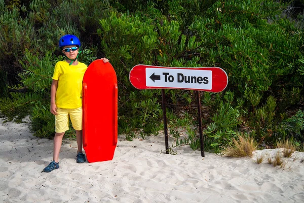 Niño Pequeño Está Listo Para Sandboard Dunas Arena Mientras Posa —  Fotos de Stock