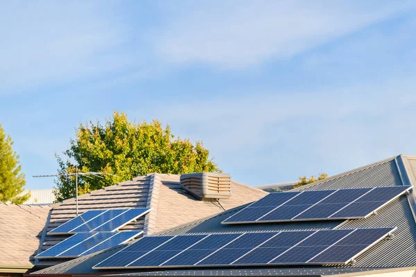Domovní Střechy Solárními Panely Instalované Příměstské Oblasti Jižní Austrálie — Stock fotografie