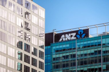 Adelaide, Güney Avustralya - 19 Ağustos 2019: ANZ banka binası logosu Adelaide CBD 'deki Victoria Meydanı' ndan bir günde izlendi