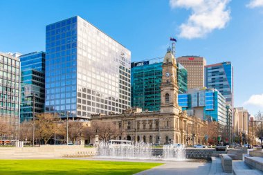 Adelaide, Güney Avustralya - 13 Ağustos 2019: Adelaide CBD 'de Victoria Meydanı aydınlık bir günde kuzeye doğru görüldü