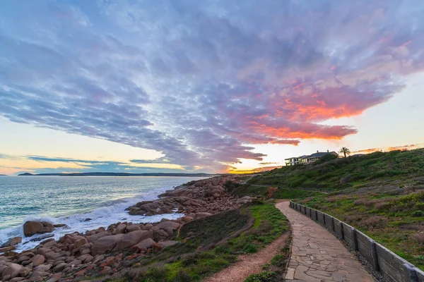 Rocky Bay, Port Elliot, Güney Avustralya 'da sahil boyunca uzanan muhteşem patika.