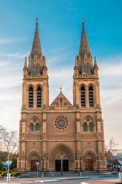 Kuzey Adelaide 'deki St. Peter Katedrali, Güney Avustralya' daki King William Yolu boyunca izlendi..