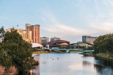 Adelaide, Avustralya - 7 Eylül 2020: Adelaide Riverbank, gün batımından sonra Kral William Köprüsü 'nden Torrens nehri boyunca ufuk çizgisi