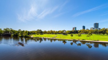 Adelaide, Güney Avustralya - 23 Şubat 2020: Adelaide şehrindeki Elder Park 'a bakan Torrens Nehri