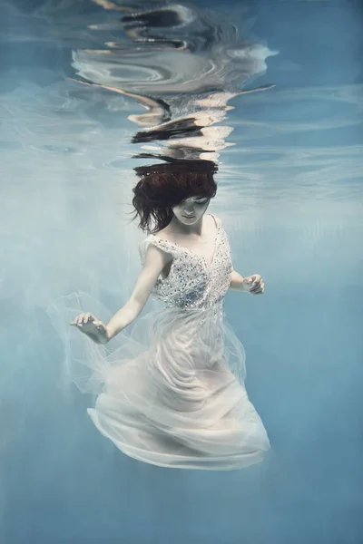 Une Fille Aux Cheveux Foncés Dans Une Robe Blanche Nage — Photo