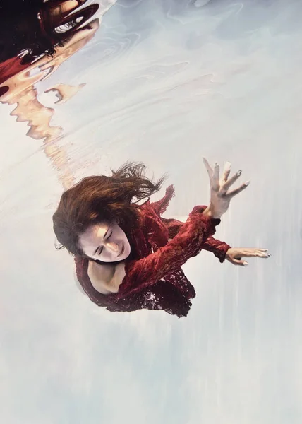 Ein Mädchen Roten Spitzenkleid Schwimmt Unter Wasser Als Fliege Vor — Stockfoto