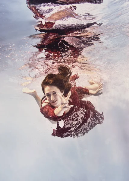 Ein Mädchen Roten Spitzenkleid Schwimmt Unter Wasser Als Fliege Vor — Stockfoto