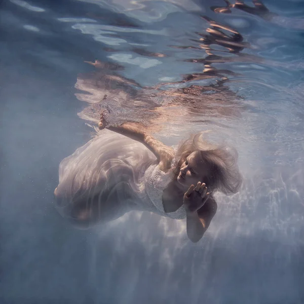 Una Mujer Con Pelo Rubio Vestido Blanco Nada Bajo Agua — Foto de Stock