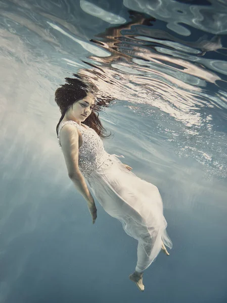 Egy Lány Fehér Ruhában Sötét Hajjal Úszik Víz Alatt Mintha — Stock Fotó
