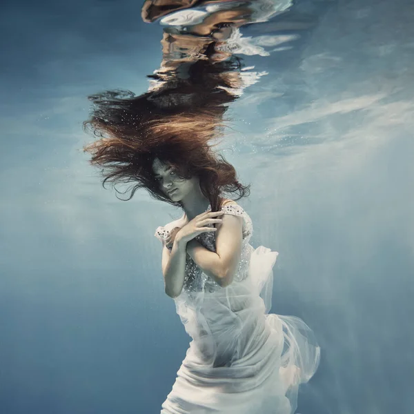 Une Fille Robe Blanche Aux Cheveux Foncés Nage Sous Eau — Photo