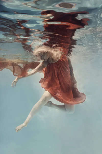 Kobieta Sukience Pływa Pod Wodą Jakby Pływała Zerowej Grawitacji — Zdjęcie stockowe