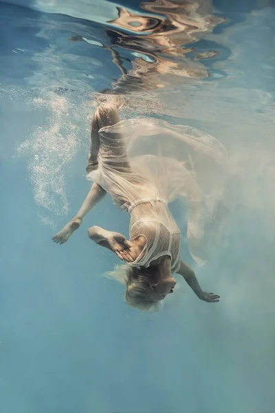 Una Mujer Vestido Nada Bajo Agua Como Flotara Gravedad Cero — Foto de Stock