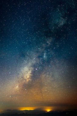Kışın en yüksek dağların güzel manzarası yıldızlı gece gökyüzü Samanyolu arka planı, Chiang Mai, Tayland