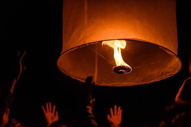 (Kuzey Tayland geleneksel Yeni Yıl, Yi Peng Festivali ve Loy Krathong Festivali 'nde uçan gökyüzü feneri