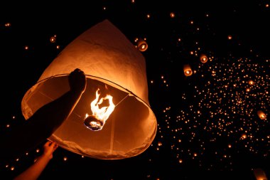 (Kuzey Tayland geleneksel Yeni Yıl, Yi Peng Festivali ve Loy Krathong Festivali 'nde uçan gökyüzü feneri