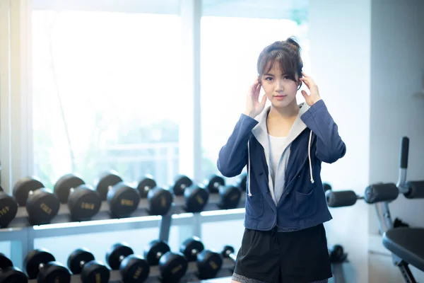 Hermosa Mujer Asiática Sonriendo Con Smartphone Escuchando Música Deportes Gimnasio —  Fotos de Stock