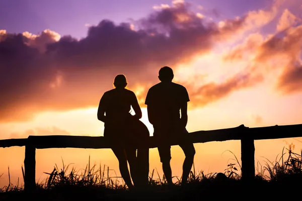 Silueta Pareja Amante Con Montañas Paisaje Hermoso Cielo Puesta Sol — Foto de Stock