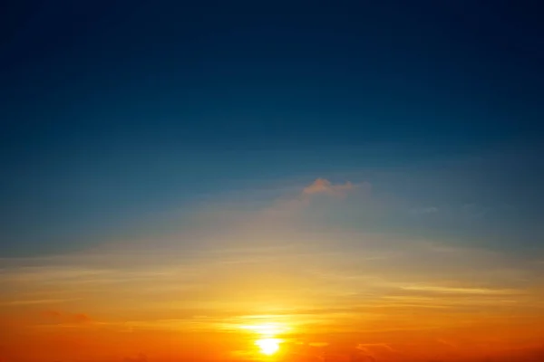 劇的な夕日と日の出の空と雲 — ストック写真