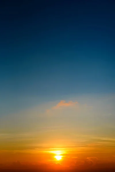 劇的な夕日と日の出の空と雲 — ストック写真