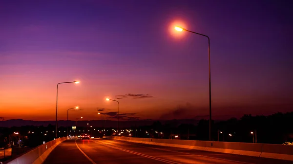 红色暮色的天空中空旷的公路 — 图库照片