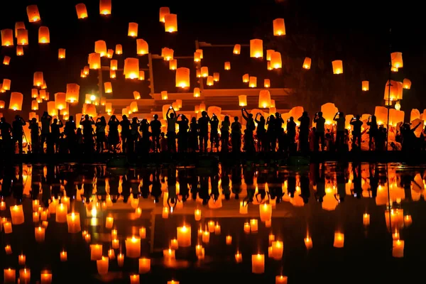 热气球 泰国人民在泰国北部的传统新年 宜鹏节和洛伊克拉通节飘扬着天灯 — 图库照片