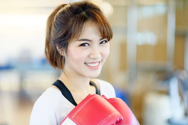 Feliz Atractiva Mujer Asiática Boxeador Usando Guantes Boxeo Rojo Deporte —  Fotos de Stock