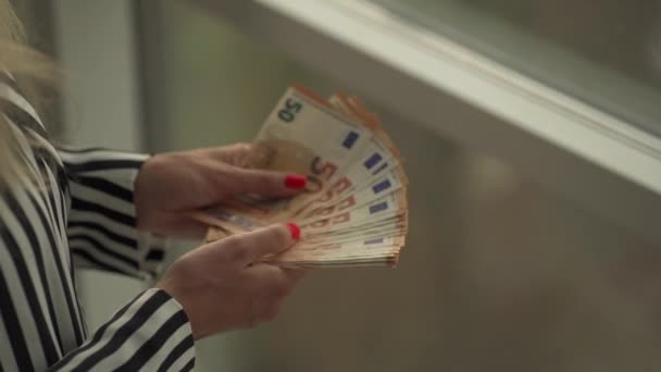 办公室主任数着50欧元的钞票 通货膨胀 网络商务和网络商务的概念 赚了很多钱的概念 — 图库视频影像