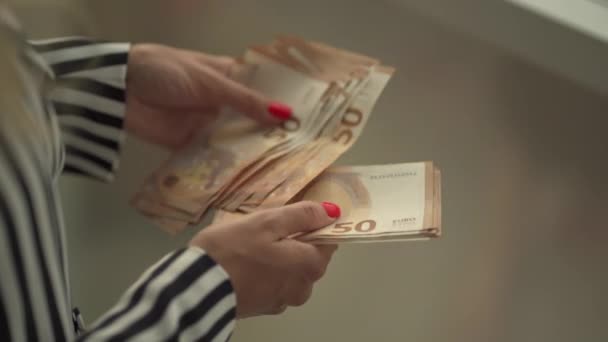 女人的手在数钱时的特写50欧元纸币 — 图库视频影像