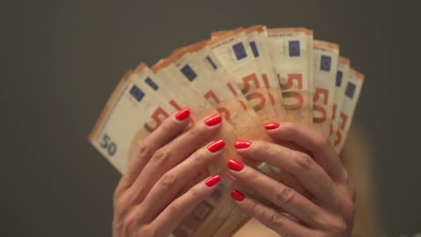 Vuxna Kvinnor Räknar Eurosedlar Familjebudget Ett Glatt Leende Räkna Euro — Stockvideo