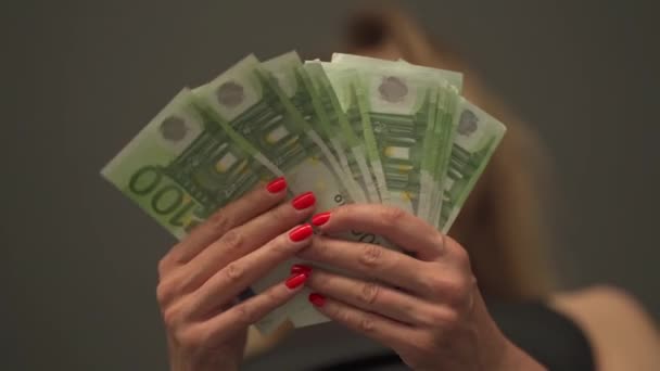 Felnőtt 100 Eurobankjegyet Számol Családi Költségvetés Vidám Mosoly Számolja Eurót — Stock videók