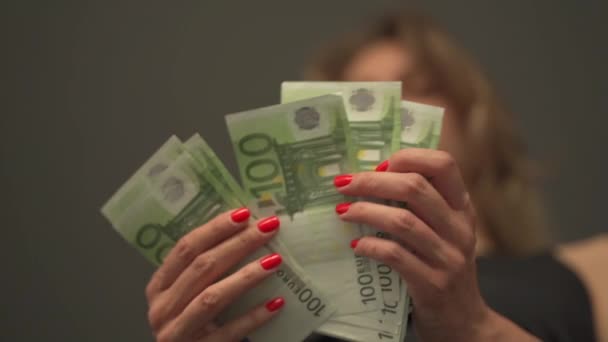 Uma Mulher Adulta Conta Notas Euro Orçamento Familiar Reação Facial — Vídeo de Stock