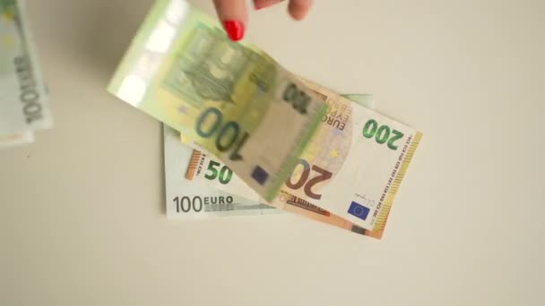 Uma Mulher Rica Lança Muitas Notas Euro Sobre Fundo Branco — Vídeo de Stock