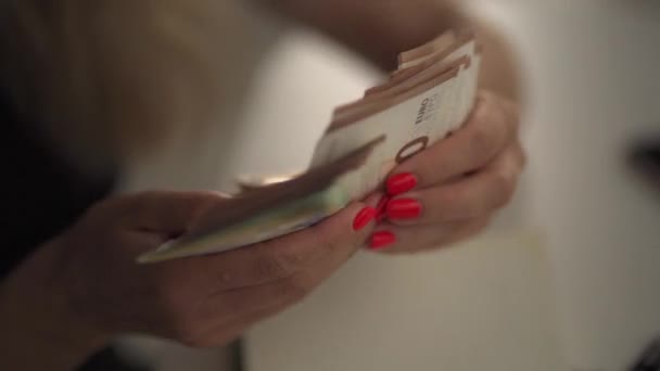 一个女人的手拿着100欧元的钞票比率 — 图库视频影像