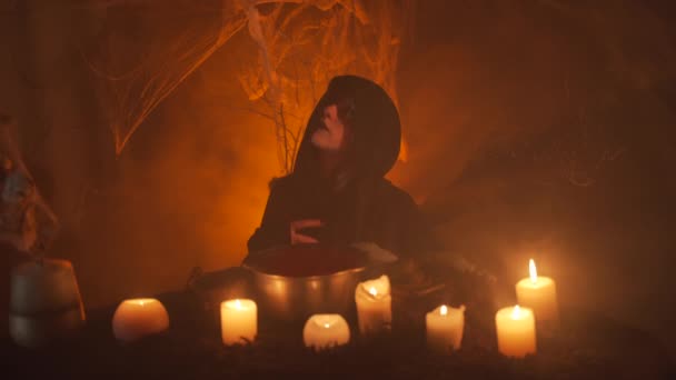 Casa Bruja Bruja Capucha Hace Ritual Magia Negra Vudú Caldero — Vídeo de stock
