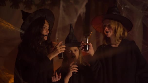 Tři Mladé Dívky Oblečené Čarodějnickém Oděvu Popíjejí Koktejl Stébel Tvářích — Stock video