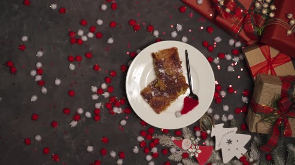 Tavolo Decorato Con Regali Natale Piatto Deliziose Fette Torta Sta — Video Stock